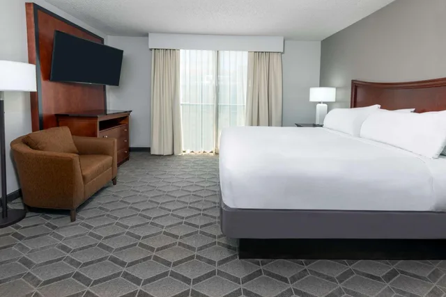 جناح بسرير كينج بغرفتين مع أريكة، Embassy Suites By Hilton Dallas Park Central Area 1/3