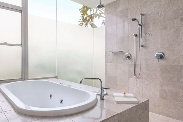 غرفة تنفيذية بسرير كينج وسريرين منفصلين بغرفتي نوم، Oaks Casuarina Santai Resort 7/7