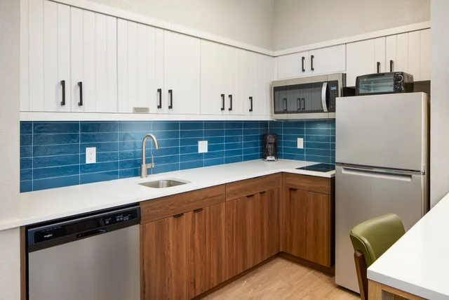 جناح بسرير كينج وسريرين كوين بغرفتي نوم مع أريكة بمطبخ لذوي الإعاقة، Staybridge Suites Auburn University Area An Ihg Hotel 5/5