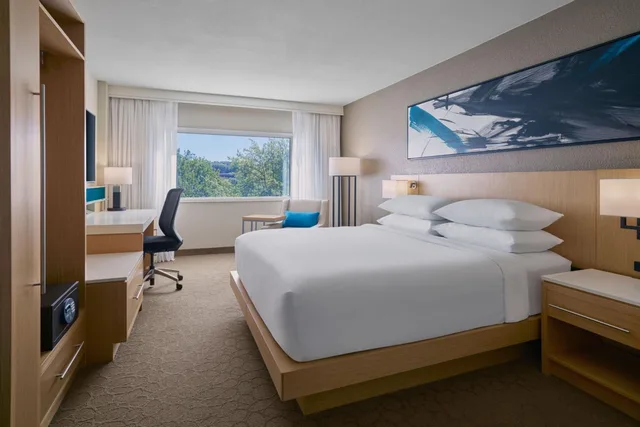 غرفة بسرير كينج بحوض استحمام لذوي الإعاقة، Crowne Plaza Little Rock 2/4