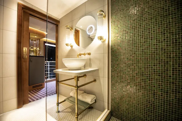 كابينة فاخرة بسرير كينج، Fingal A Luxury Floating Hotel 3/3