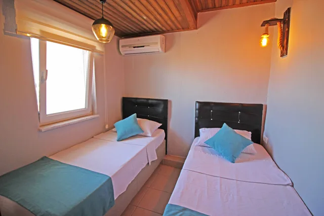 غرفة بسريرين منفصلين بإطلالة على البحر، Hambarli Otel 1/10