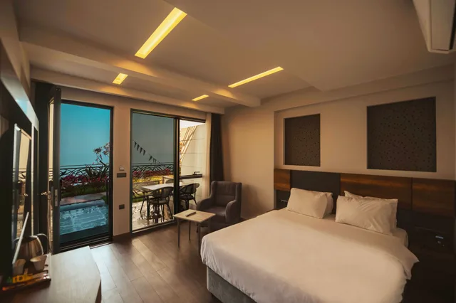 Deluxe Double Room with Garden and Terrace، Peerless Villas Hotel 1/4