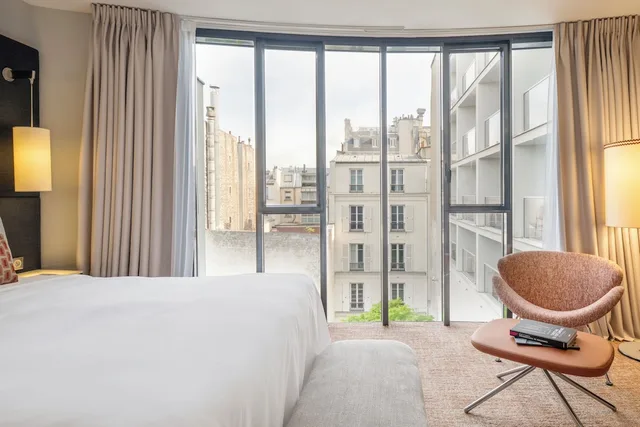غرفة بسرير كوين بإطلالة على الحديقة، Renaissance Paris Arc de Triomphe Hotel 9/10