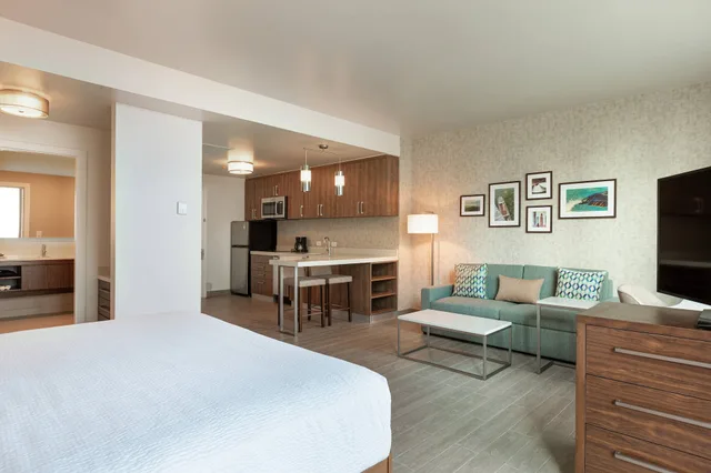 غرفة بسرير كينج بإطلالة على البحر مع أريكة، Residence Inn by Marriott Panama City 3/10