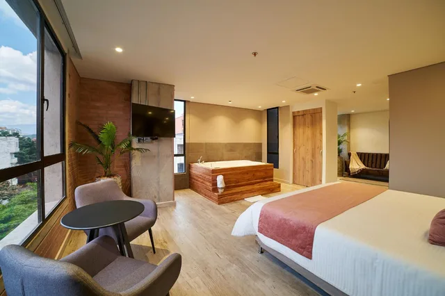 Suite, King Bed, Hot Tub, Eutopiq Hotel 8/10