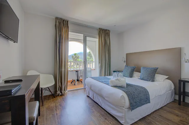 غرفة بسرير مزدوج بشرفة، HOTEL LE COTTAGE 1/10