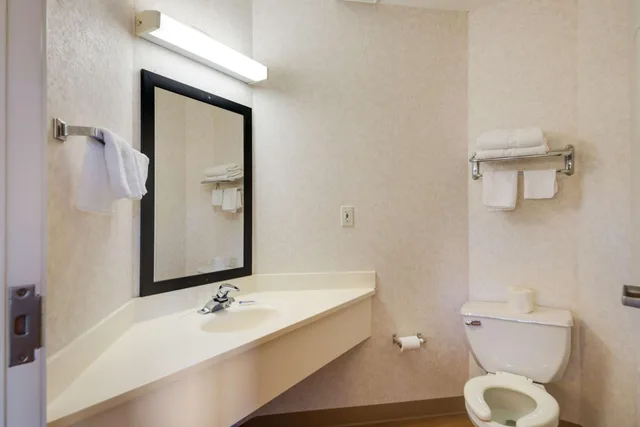 غرفة بسرير كوين للمدخنين، Motel6 Statesville, NC 10/10