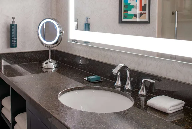 جناح بسريرين كوين بغرفة نوم واحدة مع أريكة، DoubleTree Suites by Hilton Hotel Salt Lake City Downtown 5/6