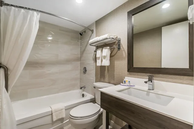 غرفة بسريرين مزدوجين في طابق مرتفع، Quality Inn Barrie, ON 10/10