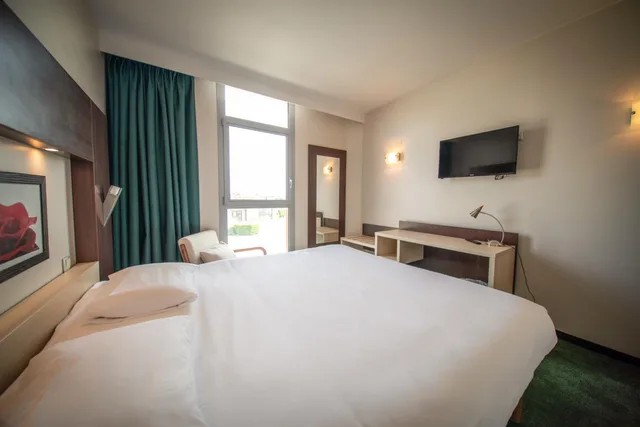 Superior, Queen Bed, Citotel Hostellerie Saint Vincent Beauvais 1/4