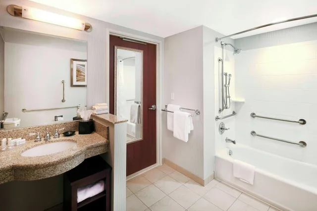 غرفة بسرير كينج مع أريكة بحوض استحمام لذوي الإعاقة، Courtyard Indianapolis Downtown 2/3