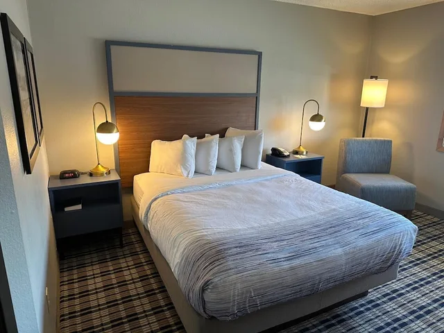 غرفة بسرير كوين لذوي الإعاقة، AmericInn by Wyndham Crookston U of M Crookston 5/7