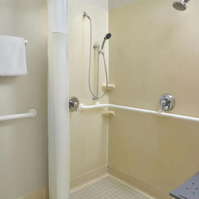 جناح بسرير كينج بغرفة نوم واحدة مع أريكة بحوض استحمام لذوي الإعاقة، Courtyard Alpharetta Atlanta 5/6