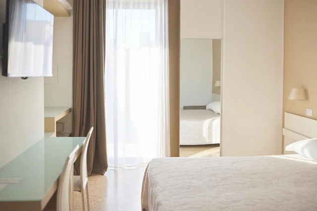 Room, Double or Twin Bed, Side Sea View، Delle Nazioni 4/7