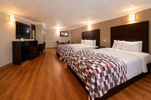 جناح بسريرين كوين وسرير كوين بمطبخ، Red Roof Inn and Suites Houston Hobby Airport 6/10