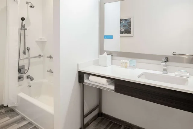 غرفة بسرير كينج بحوض استحمام لذوي الإعاقة، Hampton Inn Petaluma Ca 2/2