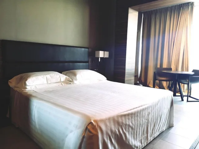 Standard, King Bed, Waldorf Suite Hotel 1/2