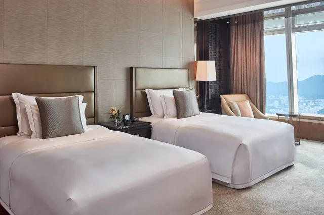 غرفة ديلوكس بسريرين مزدوجين بإطلالة على المدينة، The Ritz Carlton Hong Kong 3/5