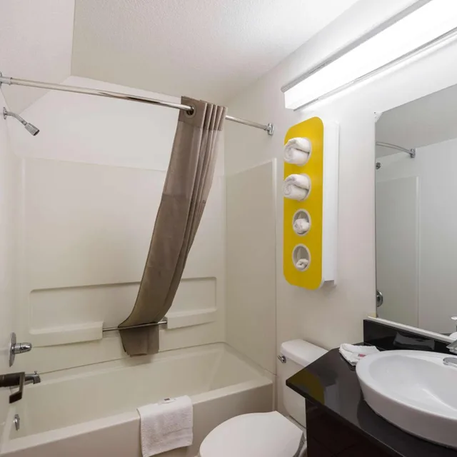غرفة بسرير كوين للمدخنين لذوي الإعاقة، Motel6 Olathe, KS 7/7