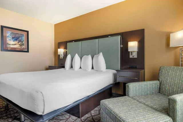 غرفة قياسية بسرير كينج لذوي الإعاقة، Best Western Plus Oceanside Palms 2/4