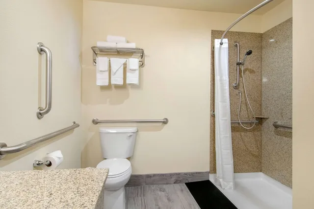 غرفة بسريرين كوين لذوي الإعاقة، Econo Lodge Inn & Suites Springfield Main Street 9/10