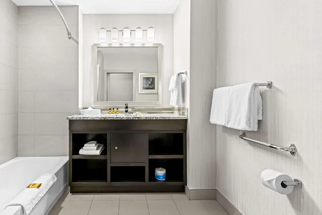 غرفة بسريرين كوين بمطبخ صغير، Best Western Plus Airdrie Gateway 4/4