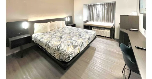 Room, Queen Bed, Motel6 Simpsonville, SC - Greenville 1/5
