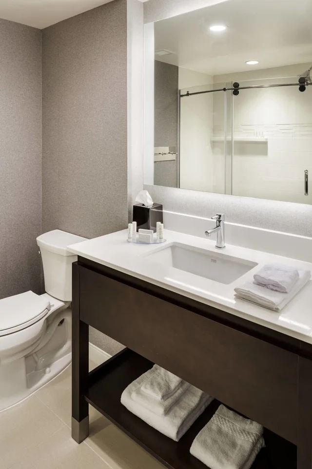 جناح بسرير كينج بغرفة نوم واحدة مع أريكة، Residence Inn Bath Brunswick Area 5/9