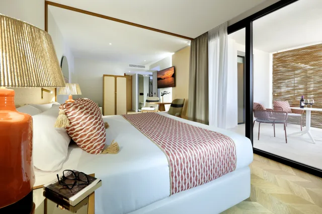 جناح جونيور بسرير كينج بإطلالة على البحر مع أريكة، TRS Ibiza Hotel - Adults Only 1/4