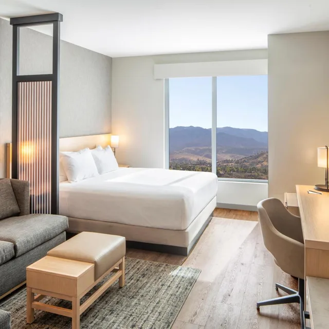 غرفة بسرير كينج مع أريكة بحوض استحمام لذوي الإعاقة، Hyatt Place South Reno 1/3