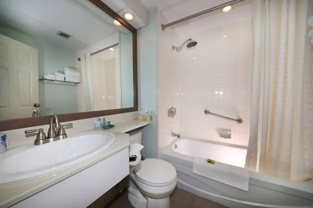 Traditional, King Bed, Harbour View, Loyalist Country Inn A Lakeview Resort 2/2