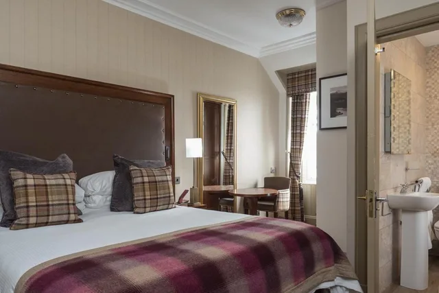Guest Room, King Bed, Cairngorm Hotel 2/5