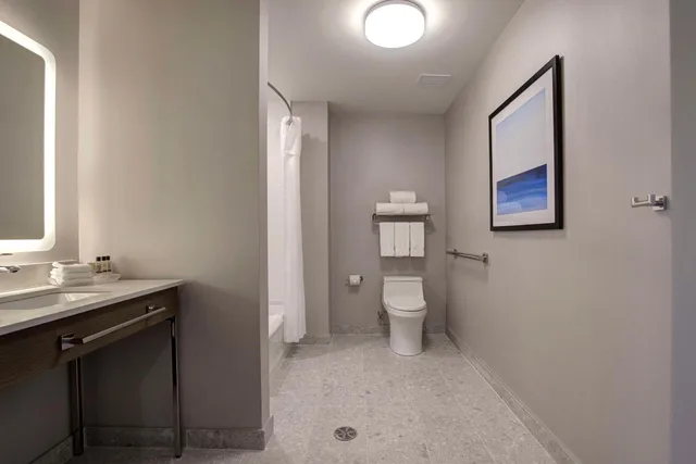 غرفة بسرير كينج وسرير كوين بحوض استحمام لذوي الإعاقة، Hampton Inn by Hilton Montreal Downtown 5/5