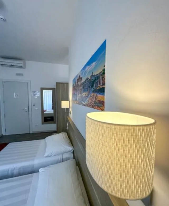 غرفة عائلية بسرير مزدوج وسريرين منفصلين، Hotel Domus Aurelia 3/5
