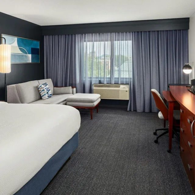 غرفة كبيرة بسرير كينج مع أريكة، Courtyard By Marriott La Crosse 2/5