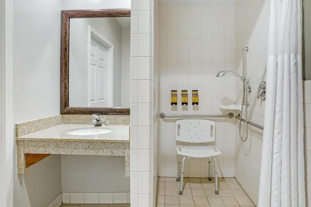 Standard, King Bed, Accessible, Best Western Plus Dixon Davis 3/3