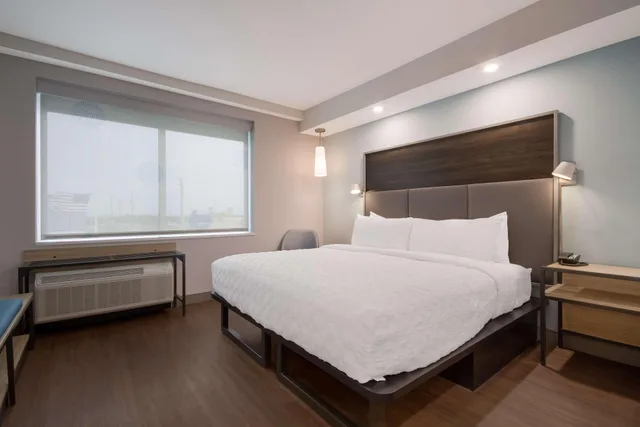 غرفة بسرير كينج وسريرين منفصلين وسرير بطابقين، Tru by Hilton Destin 1/6