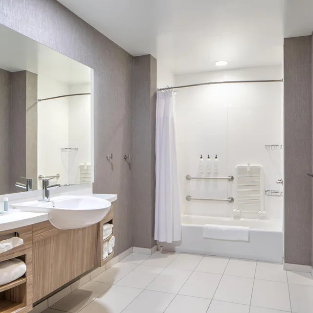 جناح بسريرين كوين مع سرير سحّاب إضافي مع أريكة لذوي الإعاقة، SpringHill Suites by Marriott Columbia near Fort Jackson 5/6