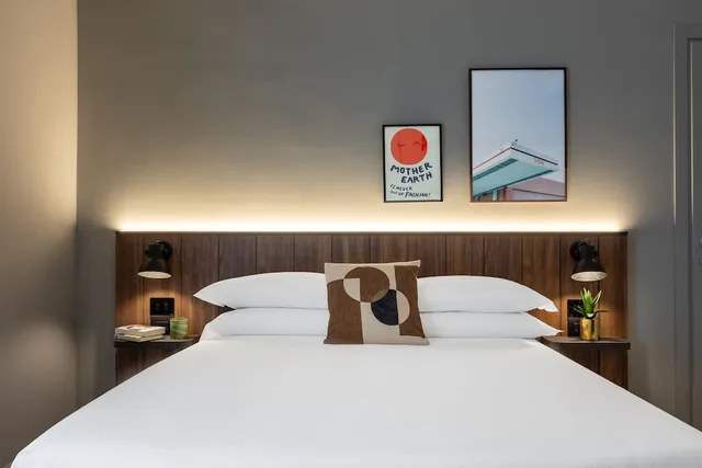 Roomie, Triple, Queen Bed, Sofa، Homie 1/3
