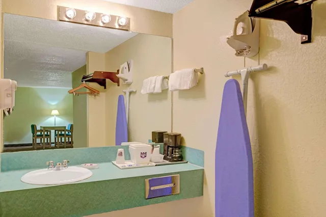 غرفة قياسية بسريرين كوين، White Rock Inn 2/3