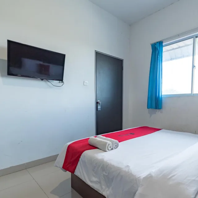 غرفة ديلوكس، RedDoorz Plus near Kepri Mall 1/10