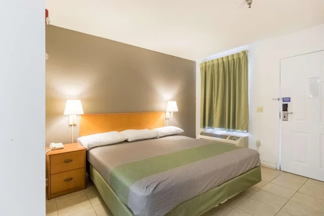 1 King Bed Mobility Accessible Tub Smk، Studio6 Statesboro, GA 1/9