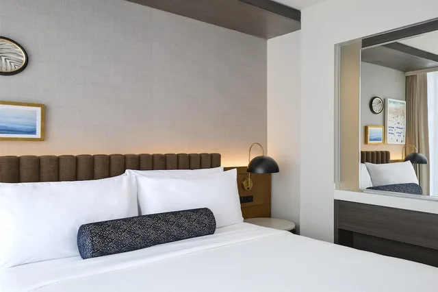 غرفة بسرير كينج بإطلالة على البحر، Hyatt Centric South Beach Miami 1/6