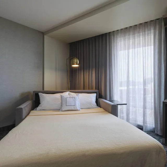 غرفة بسرير كينج مع أريكة، Courtyard St. Louis Brentwood 1/20