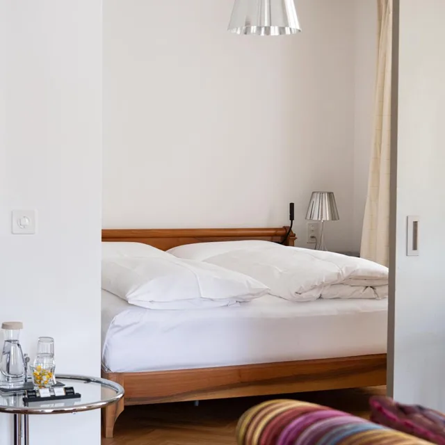جناح جونيور، Hotel Saratz 5/10