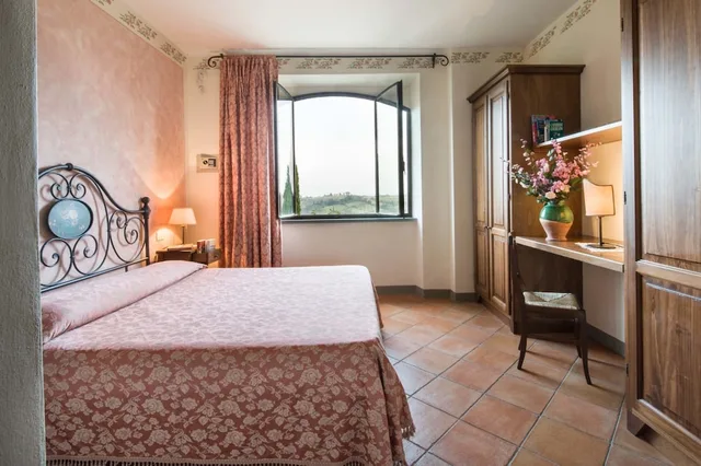 غرفة عائلية رباعية بسرير كوين بإطلالة على الحديقة مع أريكة، B&B Ponte A Nappo 1/2