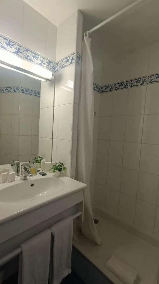 غرفة قياسية بسريرين منفصلين، Grand Hotel Du Calvados 2/2