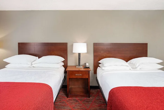 غرفة بسريرين كوين لذوي الإعاقة، Ramada By Wyndham Bowling Green 3/6