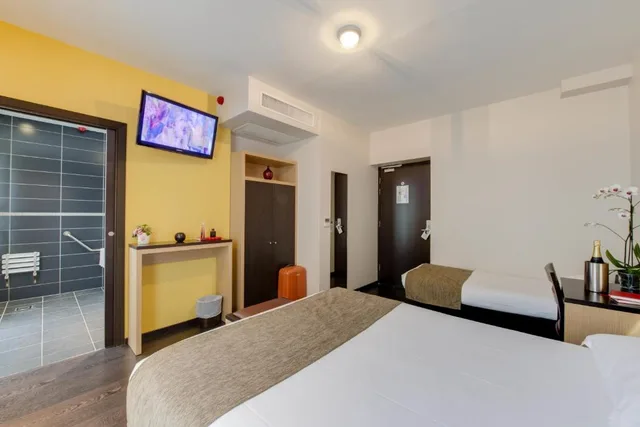 غرفة ثلاثية، Hotel Source 1/1